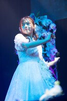 「WHY@DOLLラストライブツアー ～We are always here for you～」最終公演での青木千春。