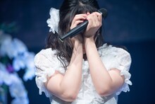 涙をこらえきれなくなった浦谷はるな。