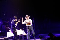 ステージ上で乾杯をする吉田山田。（撮影：白石達也）