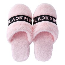 「BLACKPINK 2019-2020 WORLD TOUR IN YOUR AREA POPUP STORE」で販売されるルームシューズ。