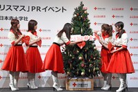 ツリーを飾り付ける乃木坂46。