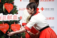 ツリーを飾り付ける与田祐希。