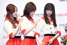 衣装の生地を触り合う（左から）星野みなみ、山下美月、齋藤飛鳥。