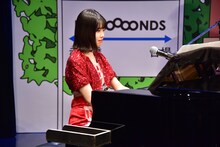 ピアノで「眼鏡の男の子」のメロディを弾く小林萌花。