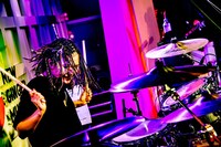 オマキ（ドラムとニタニタ）（撮影：浜野カズシ）