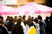 会場で行われたグッズ販売の様子。（撮影：浜野カズシ）