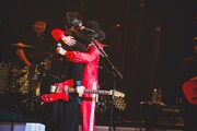 ステージ上で抱擁を交わす吉田山田。（撮影：松本いづみ）