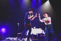 ステージ上で乾杯をする吉田山田。（撮影：松本いづみ）