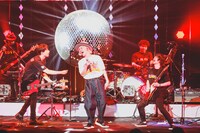 吉田山田「吉田山田10周年記念『大感謝祭』」の様子。（撮影：松本いづみ）