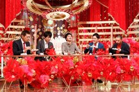 北村匠海（DISH//）の作ったスパイスカレーを食べる出演者たち。(c)カンテレ