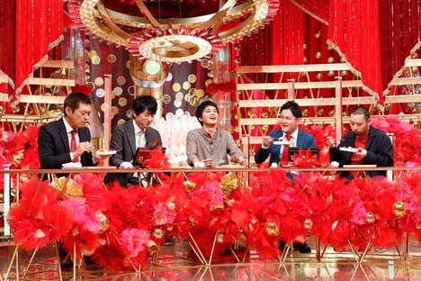 北村匠海(DISH//)の作ったスパイスカレーを食べる出演者たち。(c)カンテレ