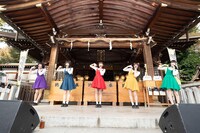 東京・布多天神社の拝殿前のステージでライブを披露するまねきケチャ。（写真提供：日本コロムビア）