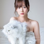 山下美月、ふわふわの白猫抱く1st写真集「忘れられない人」表紙