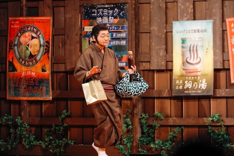 ヨーロッパからおみやげを持って帰ってきたお父さん(細野晴臣)。(撮影:関口佳代)