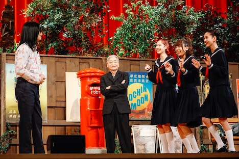 女子高生たちの前に現れたウソノ晴臣(左 / ハマ・オカモト)と、それを見つめる本物の細野晴臣。(撮影:関口佳代)