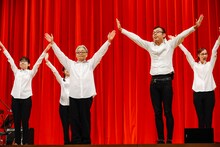 ジョイマン高木晋哉（手前右）と踊る細野晴臣（手前左）。（撮影：関口佳代）