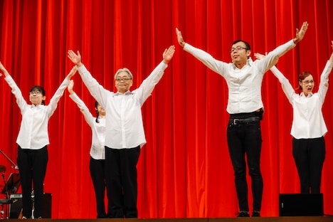 ジョイマン高木晋哉(手前右)と踊る細野晴臣(手前左)。(撮影:関口佳代)