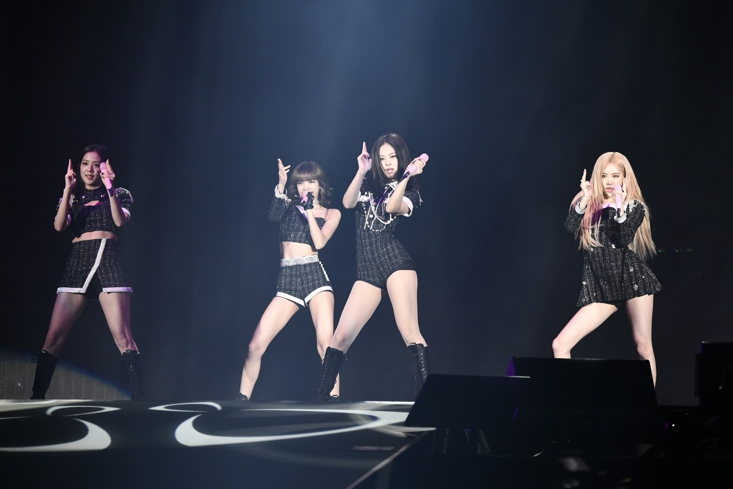 BLACKPINK「BLACKPINK 2019-2020 WORLD TOUR IN YOUR AREA」東京・東京ドーム公演の様子。