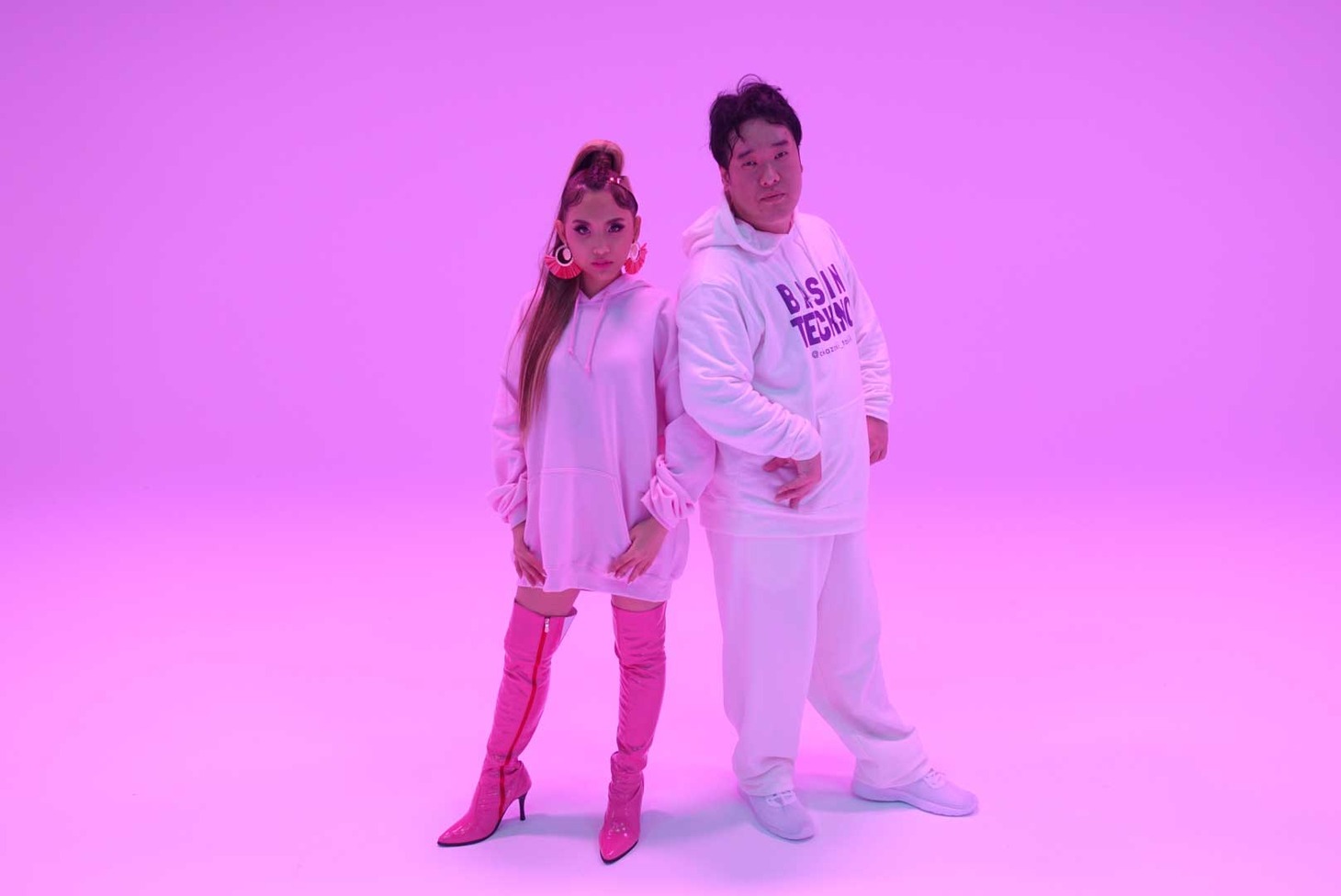 左からBeverly、岡崎体育。