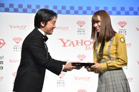 日向坂46が受賞した「アイドル部門賞」のトロフィーを受け取る佐々木久美（右）。