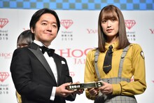 日向坂46が受賞した「アイドル部門賞」のトロフィーを受け取る佐々木久美（右）。