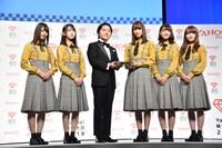 「アイドル部門賞」のトロフィーを受け取る日向坂46。