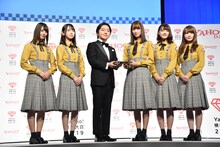 「アイドル部門賞」のトロフィーを受け取る日向坂46。