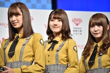 左から佐々木久美、佐々木美玲、加藤史帆。