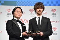 トロフィーを受け取る横浜流星（右）。