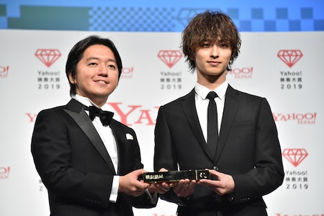 トロフィーを受け取る横浜流星（右）。