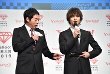 左から今田耕司、横浜流星。