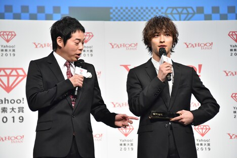 左から今田耕司、横浜流星。