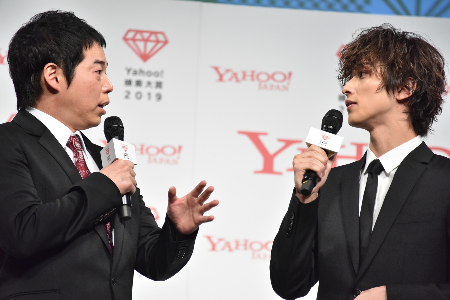 左から今田耕司、横浜流星。