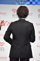 鍛えた背中を披露する横浜流星。