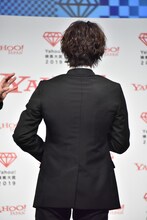 今田耕司にスーツ越しの背筋を褒められる横浜流星。