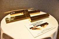 「女優部門賞」の蒼井優、「声優部門賞」の梶裕貴、「アスリート部門賞」の渋野日向子、「ミュージシャン部門賞」のあいみょんに贈られたトロフィー。