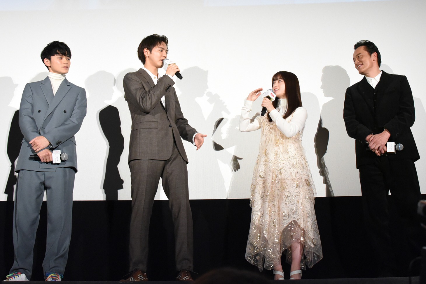 左から眞栄田郷敦、片寄涼太（GENERATIONS from EXILE TRIBE）、橋本環奈、遠藤憲一。