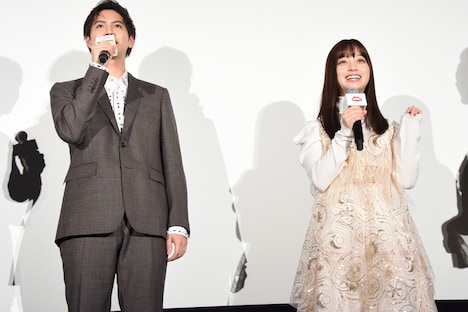 左から片寄涼太（GENERATIONS from EXILE TRIBE）、橋本環奈。