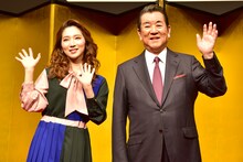 左からファーストサマーウイカ、加山雄三。