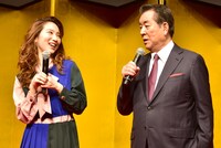 左からファーストサマーウイカ、加山雄三。