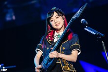 工藤晴香（G / Roselia）（写真提供：ブシロード）