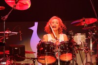 夏芽（Dr / RAISE A SUILEN）（写真提供：ブシロード）