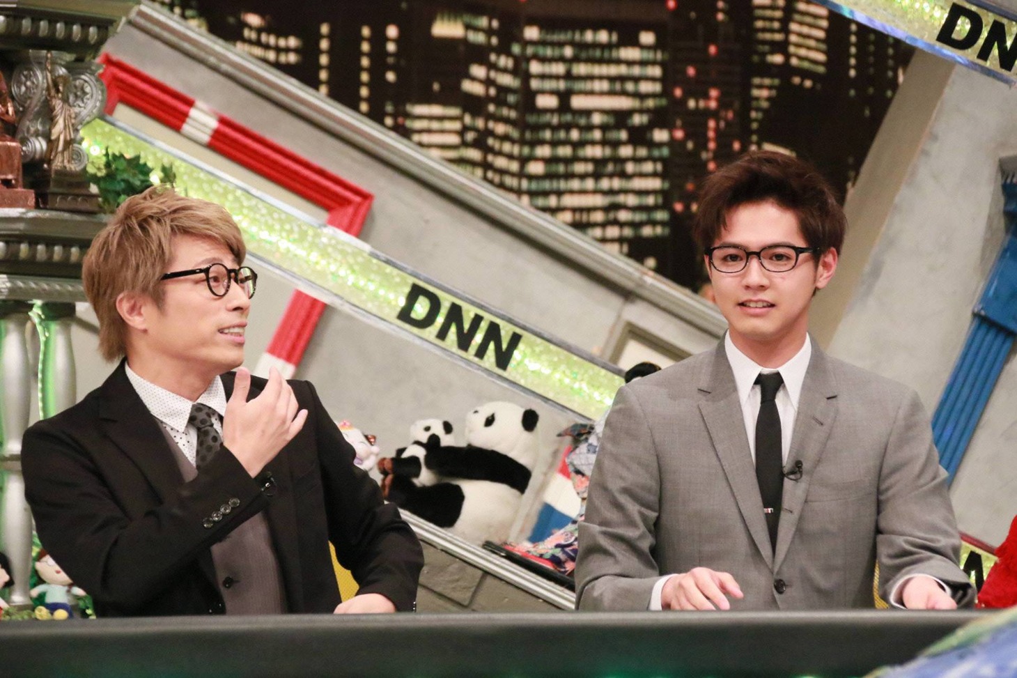 左から田村淳、片寄涼太。(c)フジテレビ