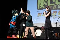 今田美桜に褒められ、思わずハイタッチを交わす緑谷出久と山下大輝。