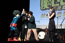 今田美桜に褒められ、思わずハイタッチを交わす緑谷出久と山下大輝。