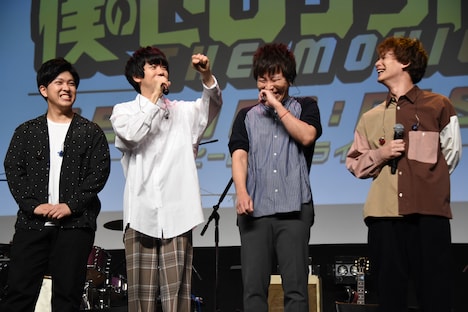 「こんな丸からめちゃめちゃいい声がする」と語る片岡健太（左から2番目）。