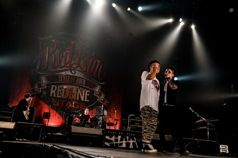 左から「REDLINE」主催者の鈴木健太郎氏、MAH（Vo / SiM）。