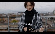 山本彩「TRUE BLUE」ミュージックビデオのサムネイル。