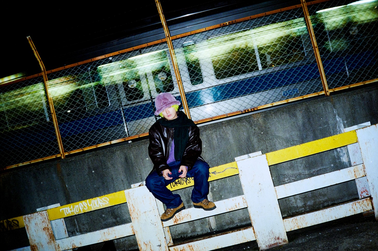KANGOL「Faux Fur Casual」を着用したFukase。