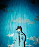 KANGOL「Faux Fur Casual」を着用したFukase。